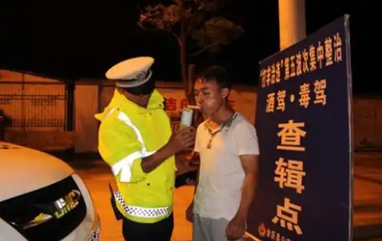 酒驾交警让我大量喝水违法吗？农民工中午喝啤酒太危险，建议引入城管去查查，饮酒上岗要不得！